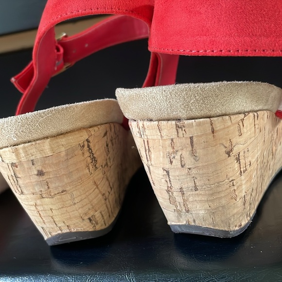 St. John’s Bay 8.5 red suede cork wedge Pasadena EUC cross toe sandal - Picture 8 of 8